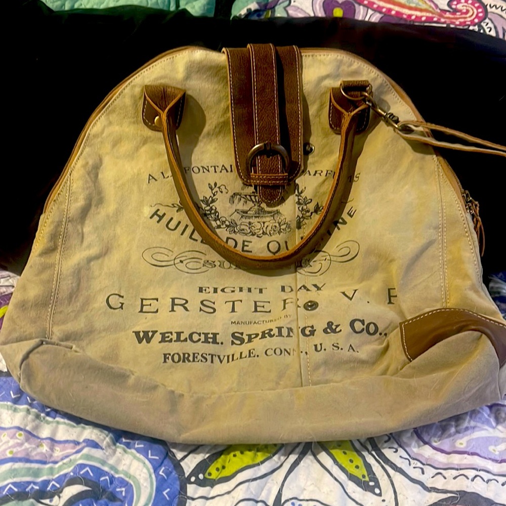 ——> 18” width.      |  15” height.  Gorgeous bag pack only used once. Lotta spac